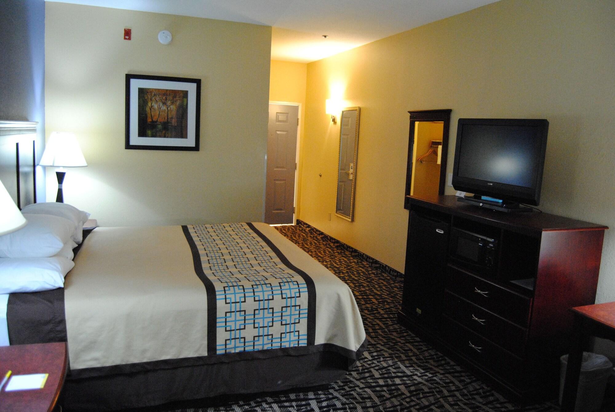 Days Inn & Suites By Wyndham Prattville-Montgomery Exterior photo