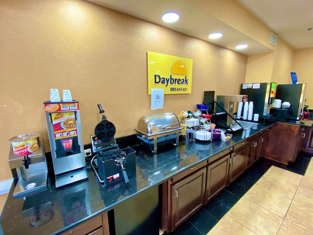 Days Inn & Suites By Wyndham Prattville-Montgomery Exterior photo
