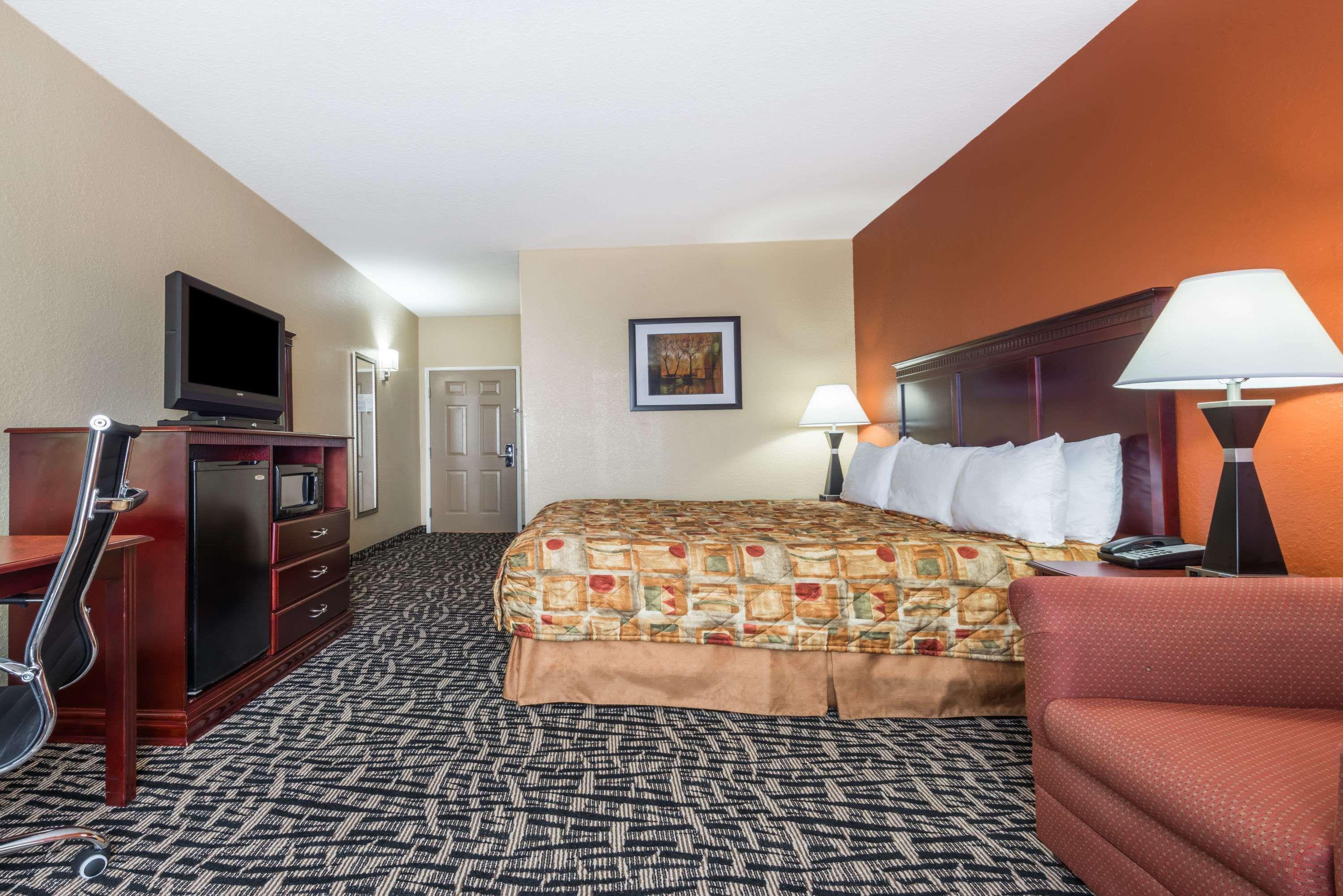 Days Inn & Suites By Wyndham Prattville-Montgomery Exterior photo