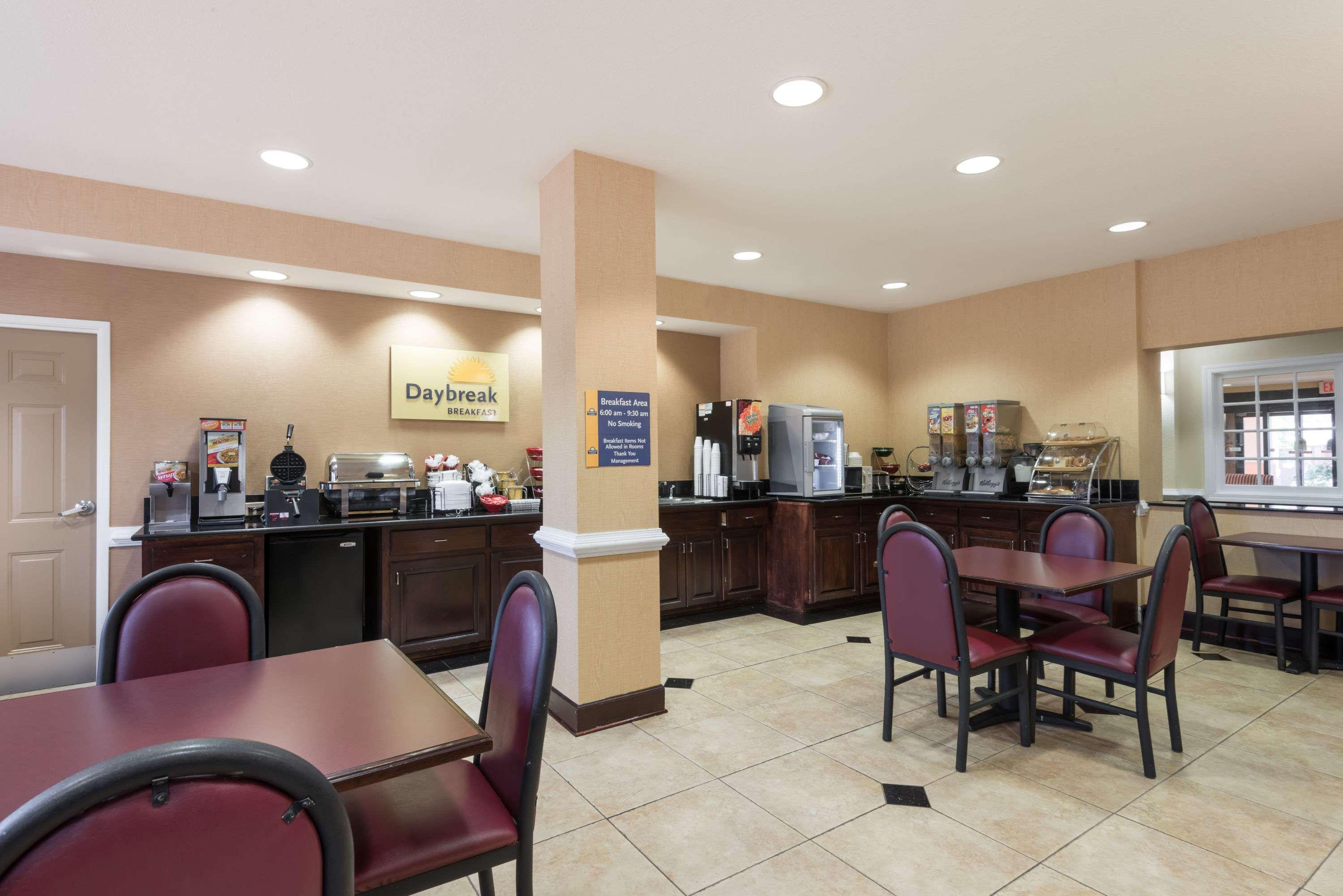Days Inn & Suites By Wyndham Prattville-Montgomery Exterior photo