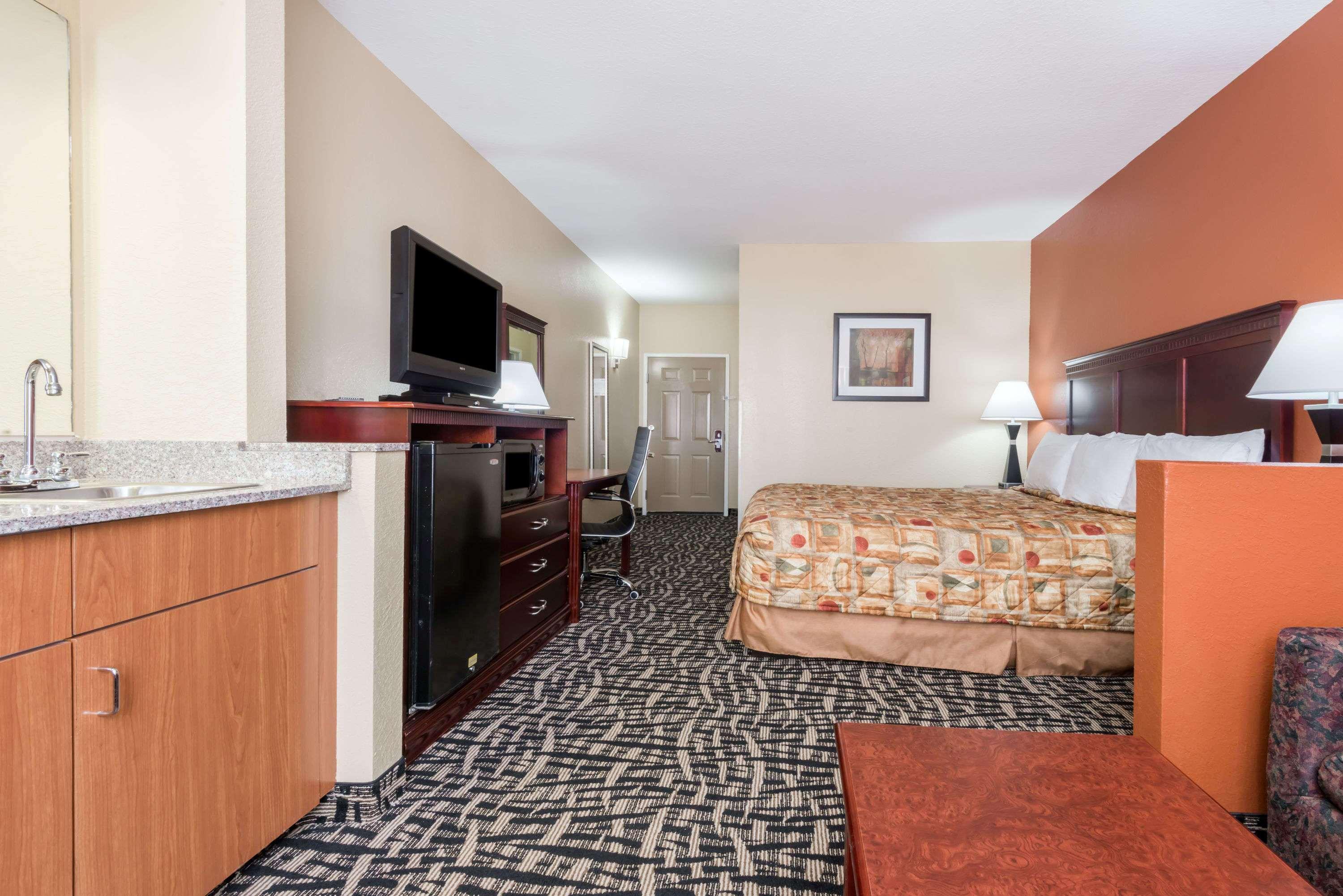 Days Inn & Suites By Wyndham Prattville-Montgomery Exterior photo