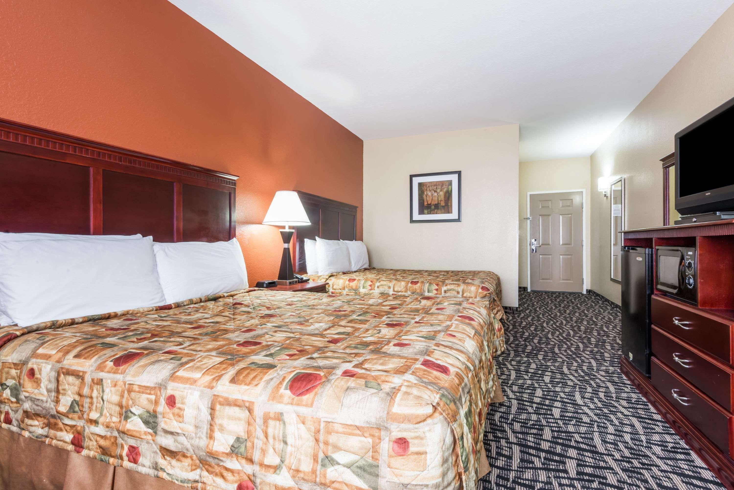 Days Inn & Suites By Wyndham Prattville-Montgomery Exterior photo