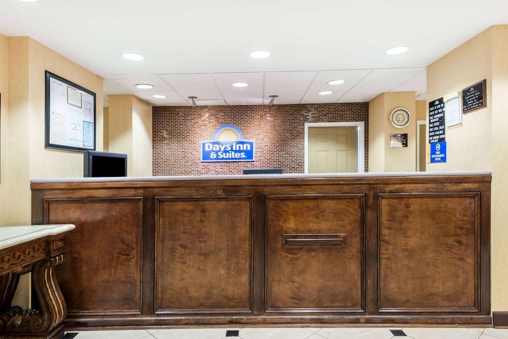 Days Inn & Suites By Wyndham Prattville-Montgomery Exterior photo